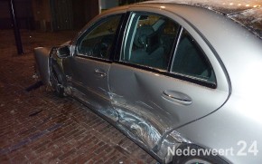 Auto knalt tegen geparkeerde auto St. Rochusstraat en rijdt door