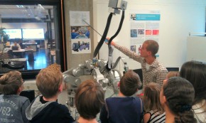 Maarten Beelen demonstreert de oogrobot aan jonge scholieren