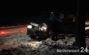 Auto door gladheid tegen boom aan Houtsberg 1589