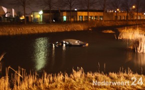 Auto in water op Kampershoek in Weert