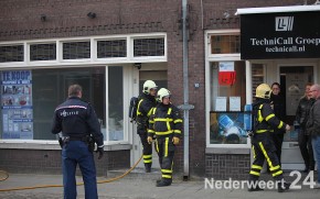 Smeulende bladeren  veroorzaken rook in pand Maaspoort 1780