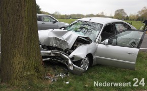 Auto tegen boom op Roermondseweg Weert