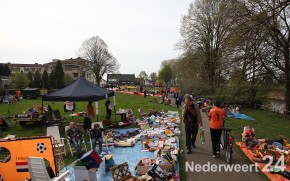 Oranjemarkt in Budschop tijdens koninginnedag op 30 april 2013