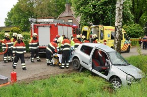 Auto tegen boom Budel