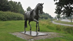 Kunstwerk Bonfire van Anky van Grunsven ligt verminkt in Nederweert