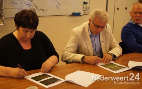 Ondertekening onderhoud voetbalveld Eindse Boys Nederweert-Eind in gemeentehuis