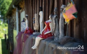 Expositie in Leveroyse tuin van Toos Bovendeerdt