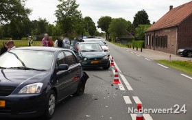 Ongeval twee auto's botsen op elkaar