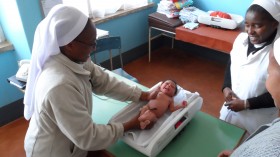 baby op weegschaal in Uwemba