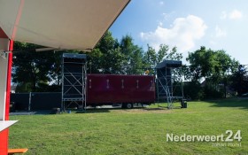 Opbouwen muziekfestival  Ell Nino in Ell. De vrijwilligers zijn er klaar voor.