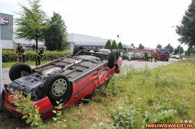 Auto over de kop na aanrijding Kampershoek 