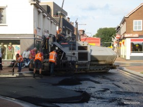 Nieuwe asfalt laag in de Brugstraat