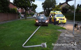 Auto ramt lantarenpaal op St. Luciastraat Boshoven, Weert