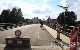 Het grove werk voor de verbreding van Brug 15 zit erop. nu komt de afwerking.