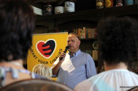 Antoine Hekers stelt acht AED’s beschikbaar-005