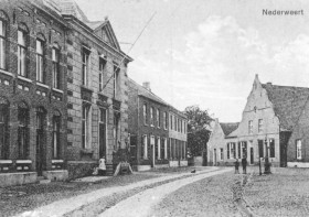 De oude kerkpomp op de plaats van de waterput