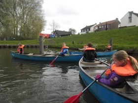 Kanovaren onder nieuwe brug 15 met Scouting Nederweert 