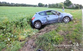 2013-09-01 Auto vliegt in de sloot Beelenstraat Ospel 767