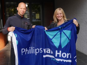 Foto Bert van Dijk en Monique Derrez met vlag Philips van Horne SG