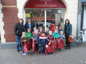 Kids uit Ell op bezoek bij Bollen Modeschoenen3
