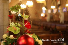 Kerstversiering kerk Ospel door Riek Op 't Root en Nellie Briels