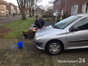 2013-12-23 Rens Koenders auto wassen Nederweert voor Serious Request 2746