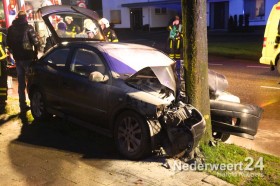 Auto frontaal tegen boom maaseikerweg Weert