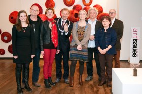 Burgemeester Jos Heijmans en initiatiefnemer Lilian Creemers samen met de 6 Weerter kunstenaars _foto gemaakt door fotograaf Irene van Wel