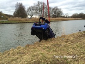 Auto uit kanaal (2)