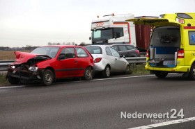 Ongeval A2 Nederweert, twee auto's in de vangrail