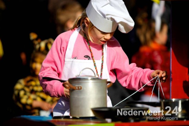 Optocht Nederweert 2014 Pinmaekers