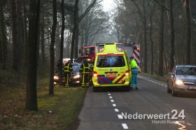 Auto tegen boom Diesterbaan Weert
