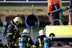 Vaten met afval in kanaal