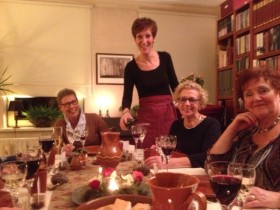 Hobbykok Mieke serveert haar gasten tijdens Weert aan tafel 2013
