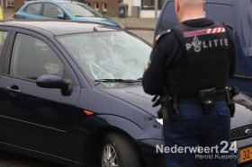 Ongeluk fietser auto op parkeerplaats Dries