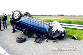 Auto over de kop A2 bij afslag Nederweert