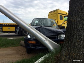 Auto tegen lantaarnpaal op N280