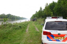 Magneetvissers halen autowrak naar oppervlakte kanaal Wessem Nederweert