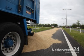 vrachtwagen verliest lading graan op Roermondseweg