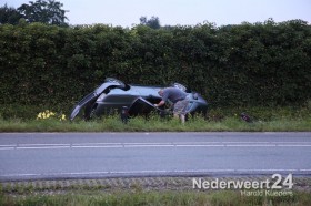 Auto over de kop Randweg West bij Mc Donalds Nederweert