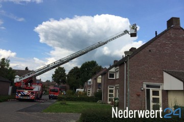 Brandweer redt kat van dak Ribesstraat Nederweert 2