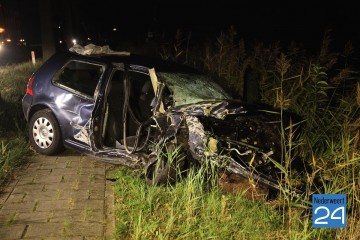 Auto tegen boom kanaaldijk Meijel