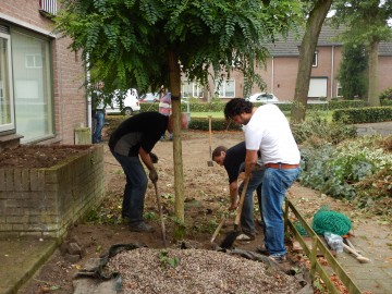 Bewoners begeleid wonen krijgen nieuwe tuin12