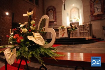 Kerk Nederweert Eind bestaat 75 jaar. Bloemstukken worden klaar gemaakt