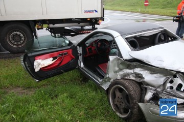 Ongeval vrachtwagen auto onder aan de afrit A2 bij Nederweert