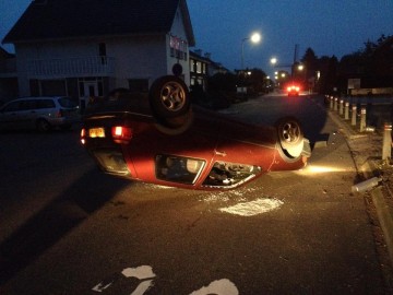 Snoepende bestuurder over de kop