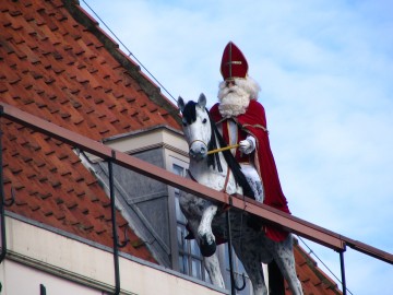Waarom jagen wij een oude bisschop met paard over de daken?