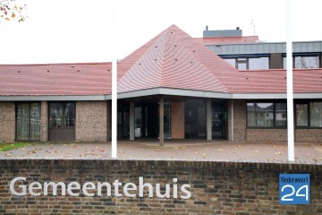 Voordeur gemeentehuis Nederweert vernielt 008