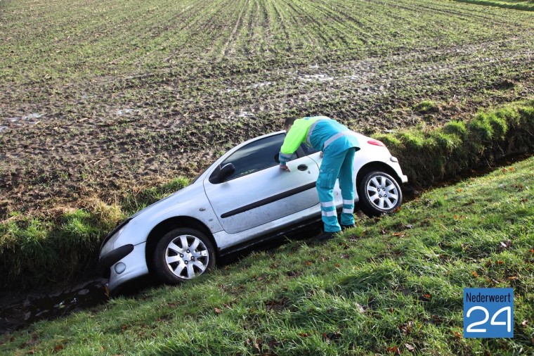 Auto in de sloot Houtsberg