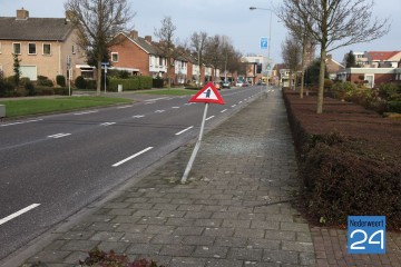 Auto rijdt paal omver in Lindenstraat Nederweert en rijdt door